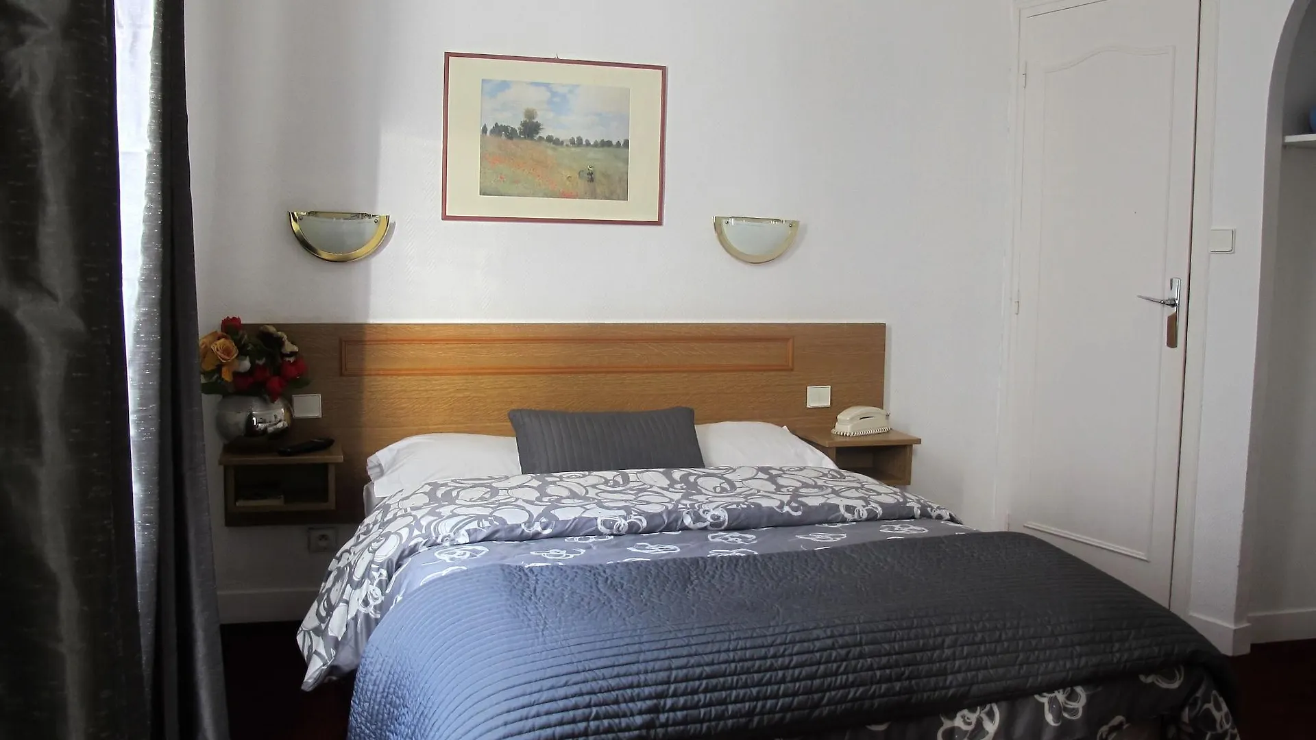 **  Hotel Cosy Monceau Paris France